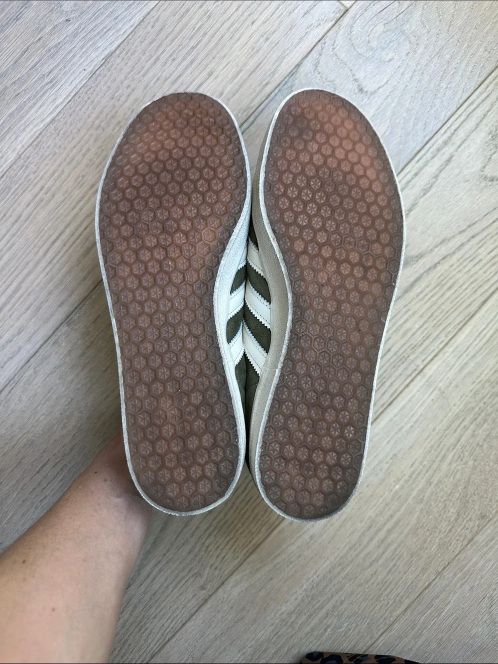 adidas Gazelle’s Olive Green and Cream - Picture 4 of 7